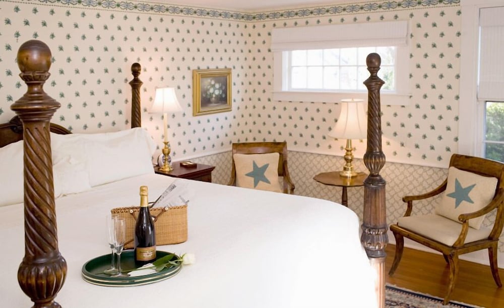Deluxe Room, 1 King Bed photo 2