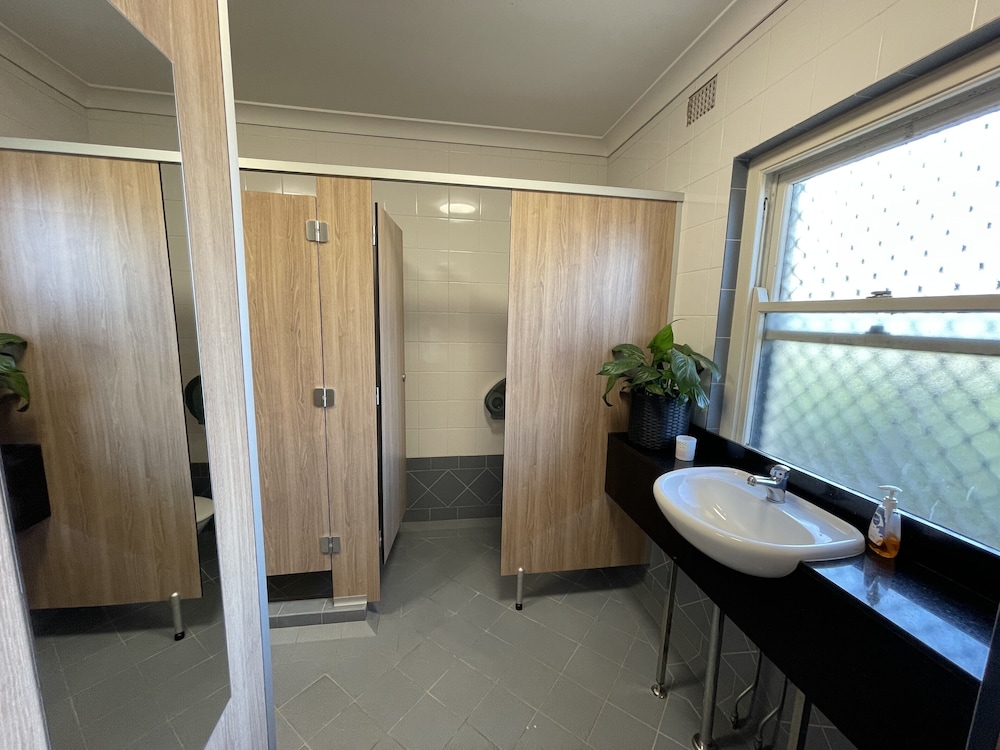 Twin King Single (Shared Bathroom) photo 3