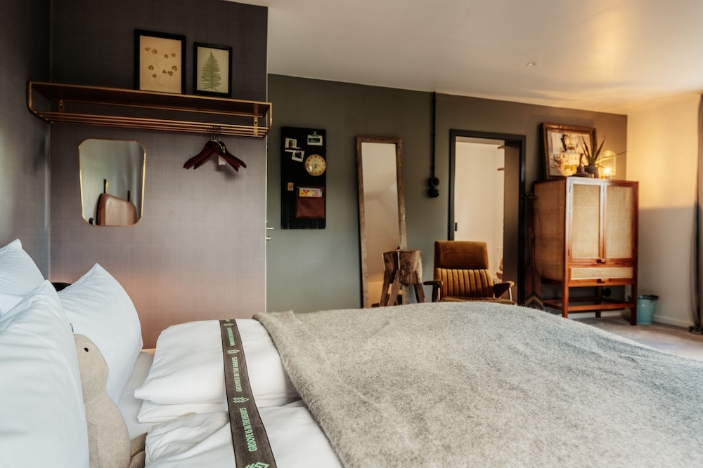 Deluxe Suite, 1 Queen Bed, Sauna, Mountain View photo 2