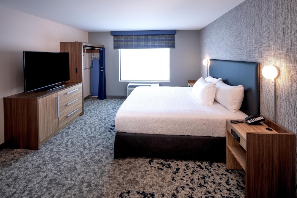 Suite, 1 King Bed, Accessible, Bathtub