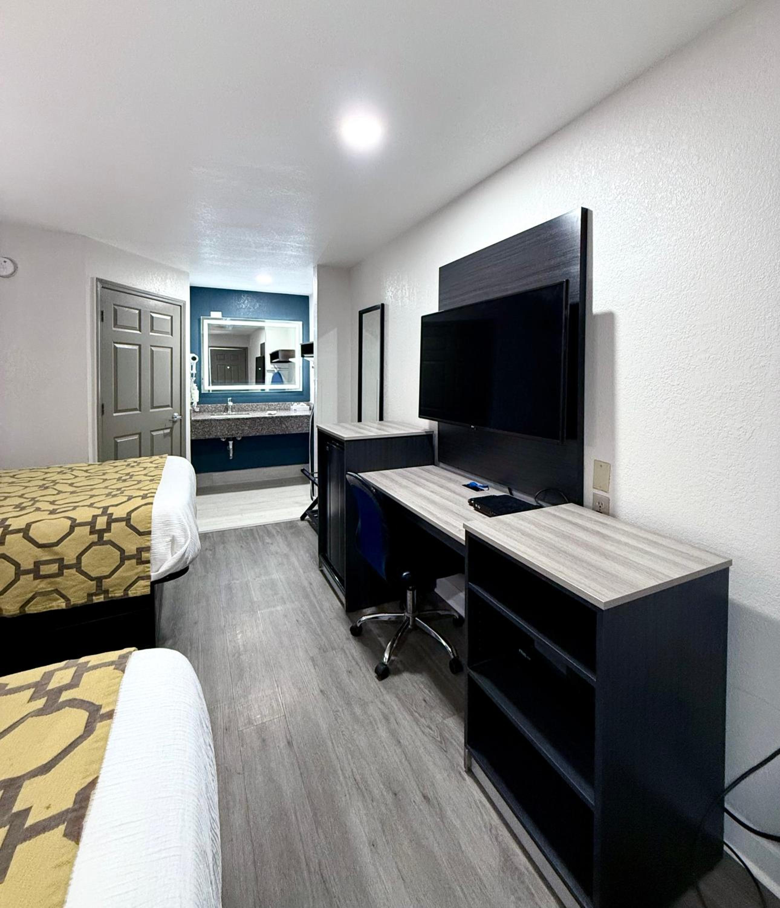 Deluxe Double Room with Two Double Beds - Non-Smoking - Photo 3