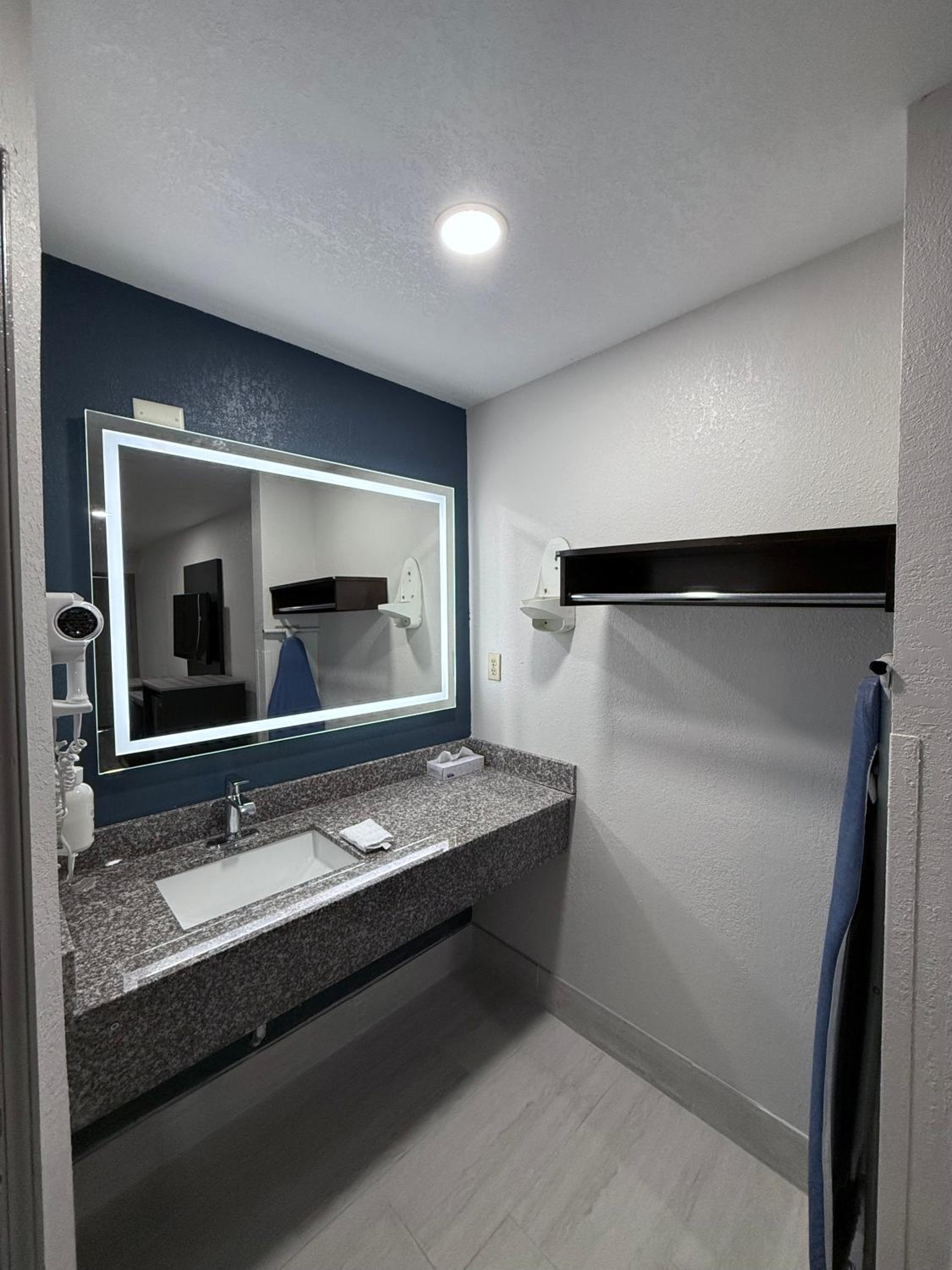 Deluxe Double Room with Two Double Beds - Non-Smoking - Photo 4