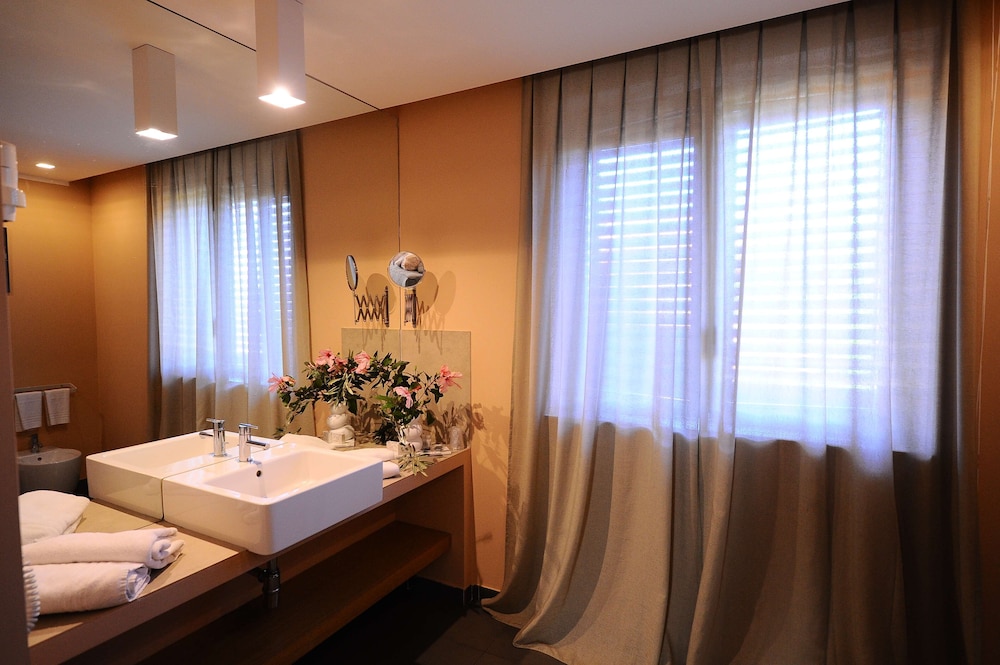 Superior Room, 1 Queen Bed, Non Smoking (Converts to 2 Twin Beds) - Photo 9