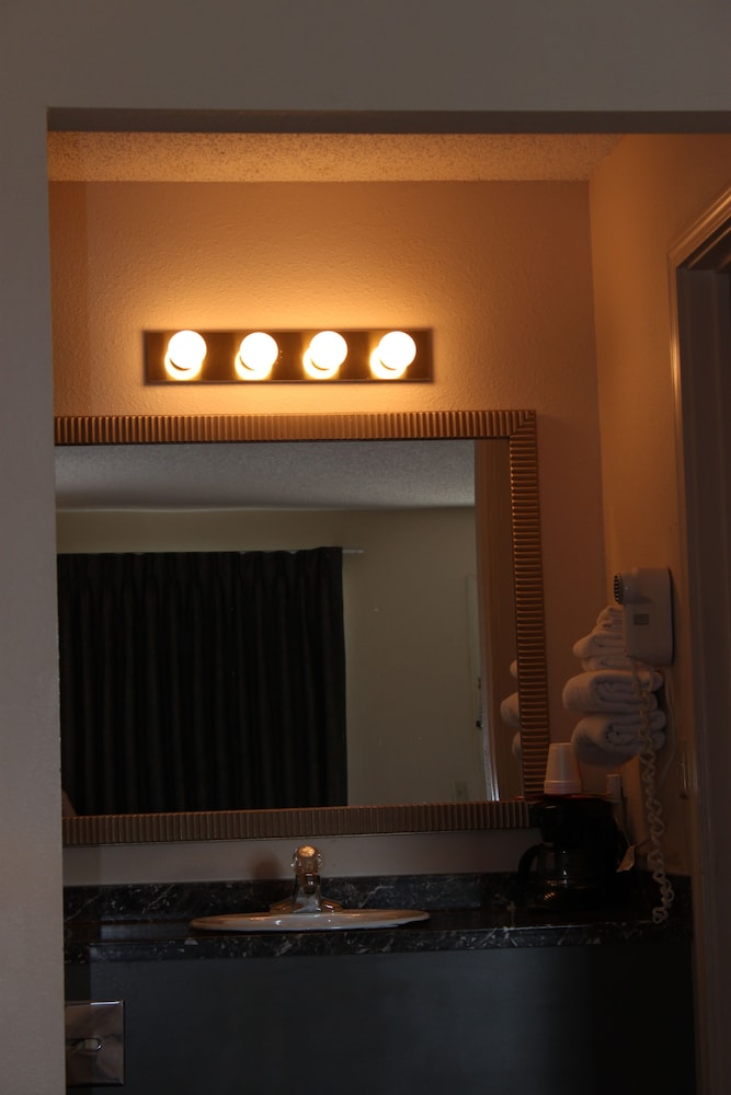 Standard Room, 1 King Bed photo 3