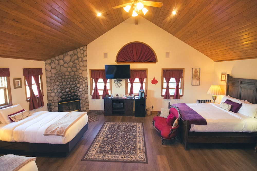 Grand Studio Suite, Multiple Beds, Mountain View