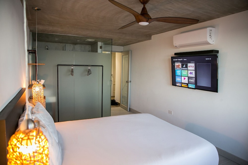 Deluxe Room, 1 King Bed, Garden View photo 2