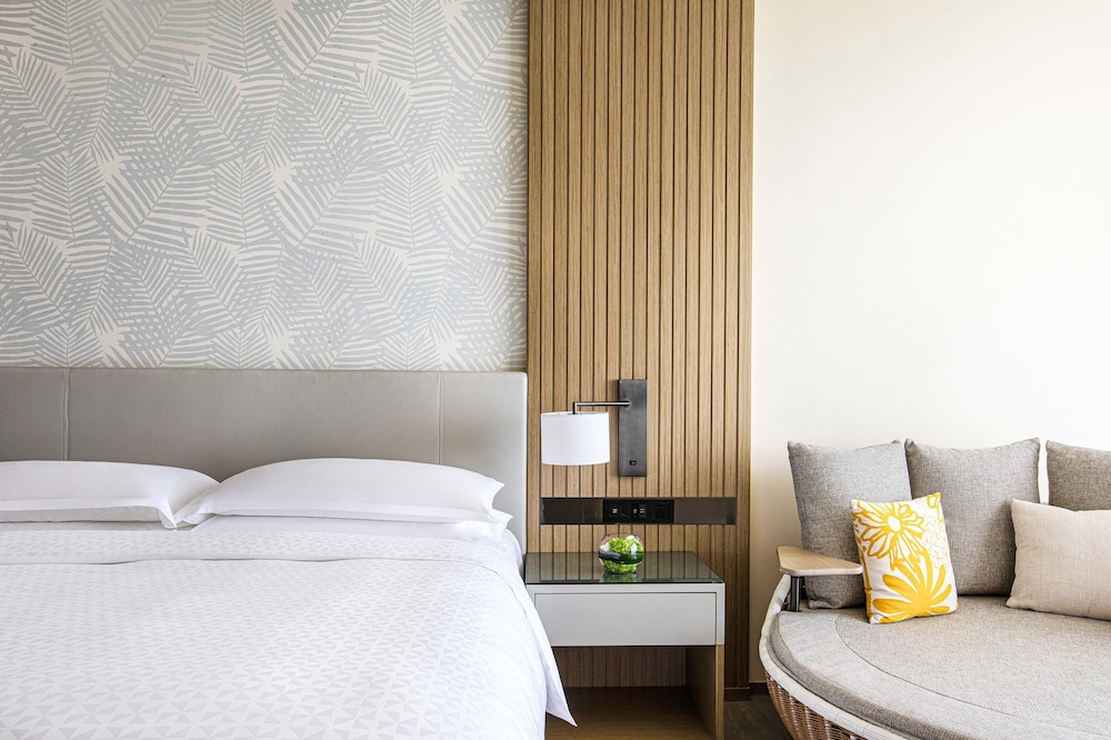 Room, 1 King Bed, Balcony, Partial Sea View photo 2