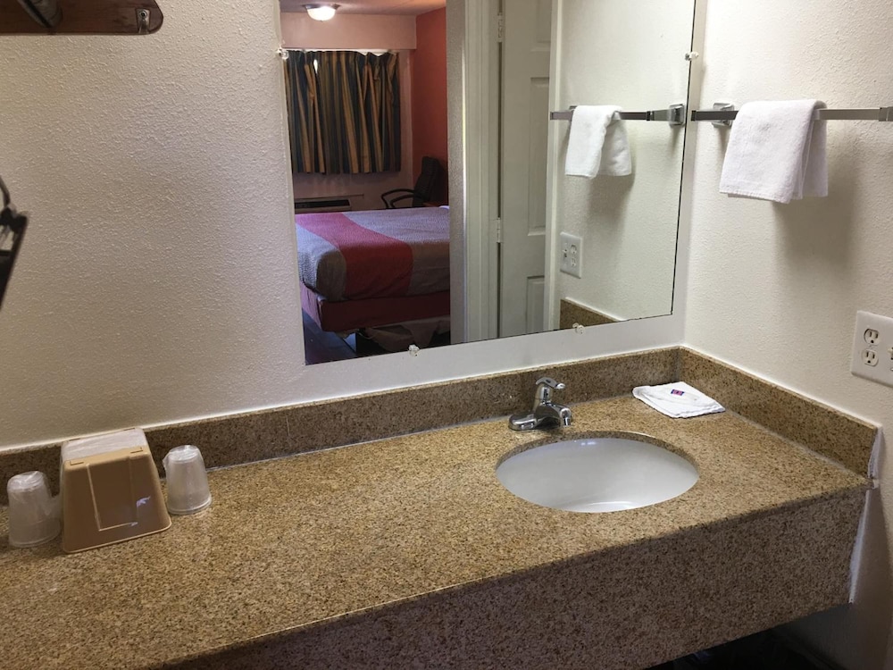 Standard Room, 1 King Bed, Smoking, Refrigerator & Microwave - Photo 13