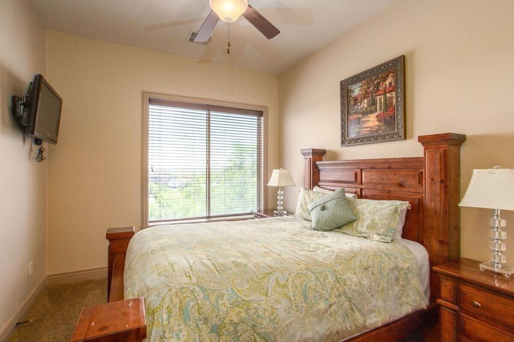 Luxury Condo, 3 Bedrooms, Non Smoking, Pool Access