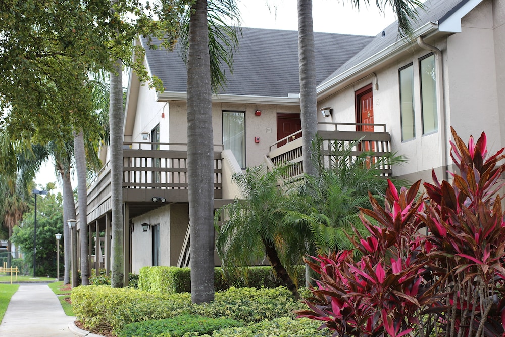 Doral Inn & Suites Miami Airport West — photo 58