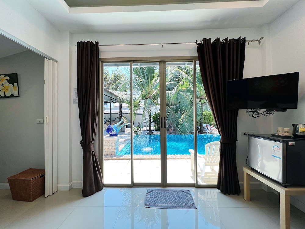 Standard Room, 1 King Bed, Pool Access photo 2