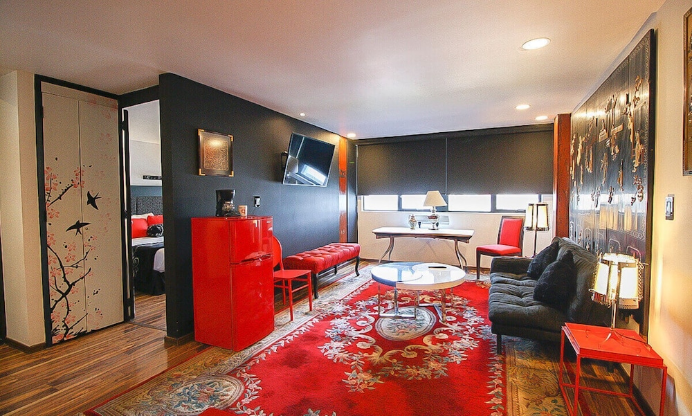 Suite - Photo 3