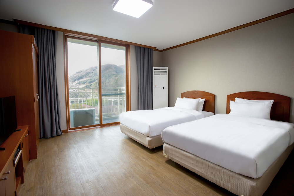Deluxe Condo, 1 Bedroom, Mountain View (25py, Ondol or Bed Randomly Assigned)