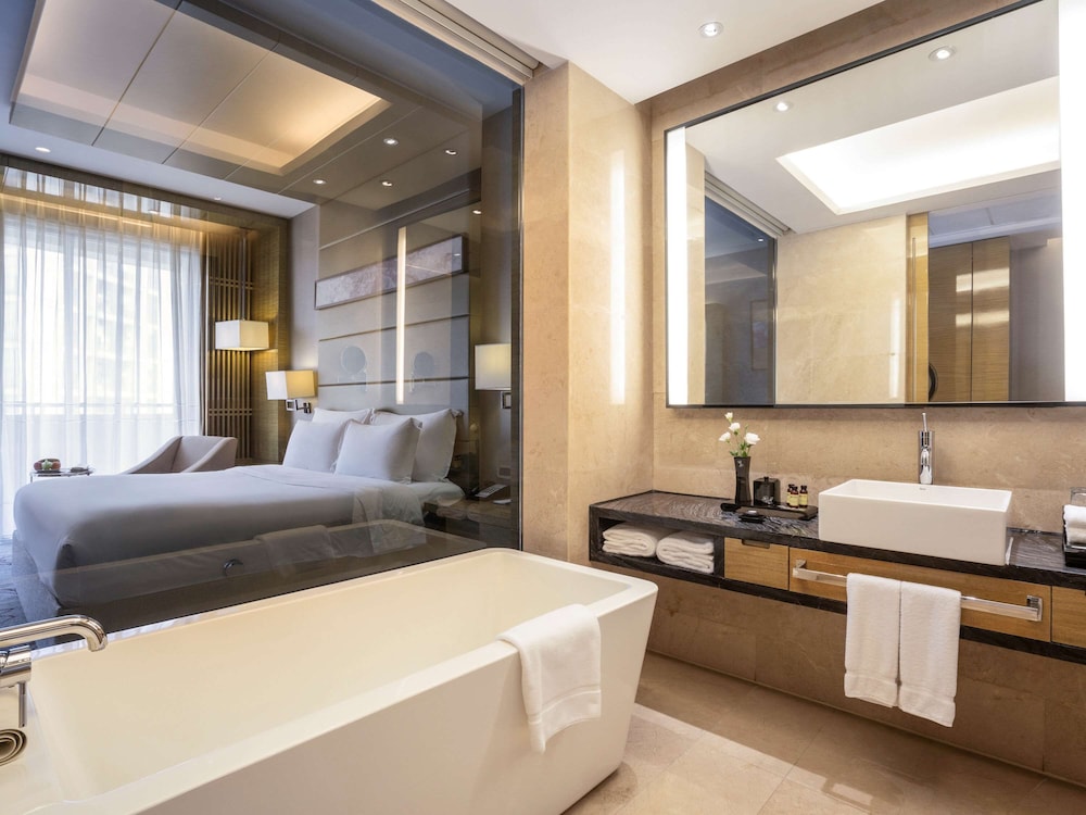 Superior Room, 1 King Bed, Balcony photo 2