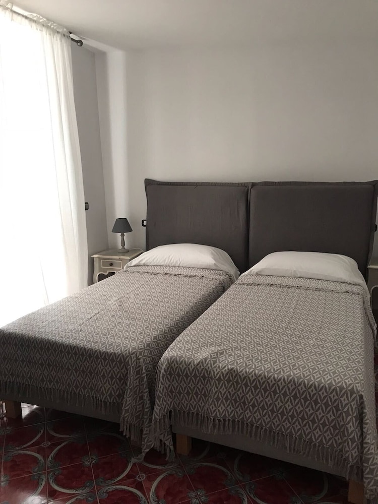 (D) Camera con letto matrimoniale o 2 letti singoli