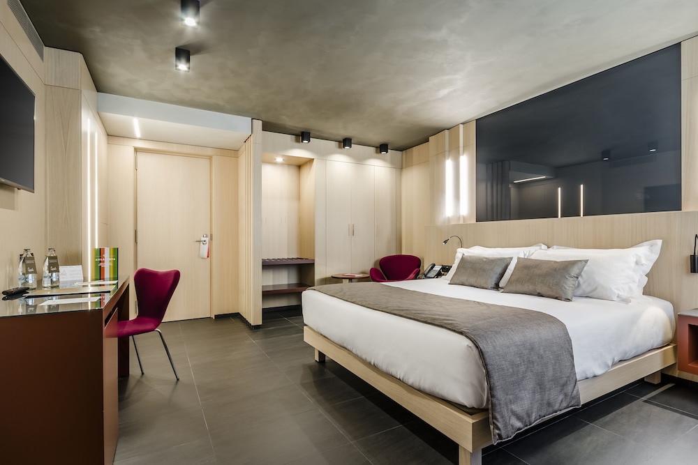 Premium Room, 1 King Bed photo 2