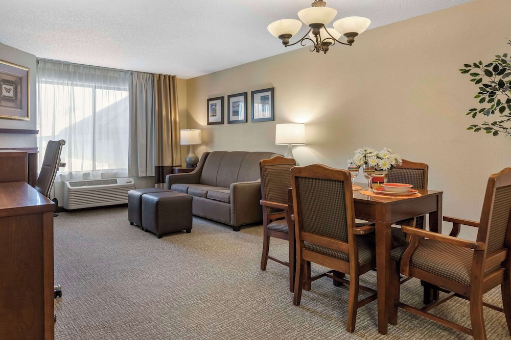 Suite, 1 King Bed (with Separate Living Room) photo 2