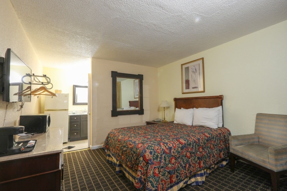 Standard Room, 1 Queen Bed, Non Smoking photo 2