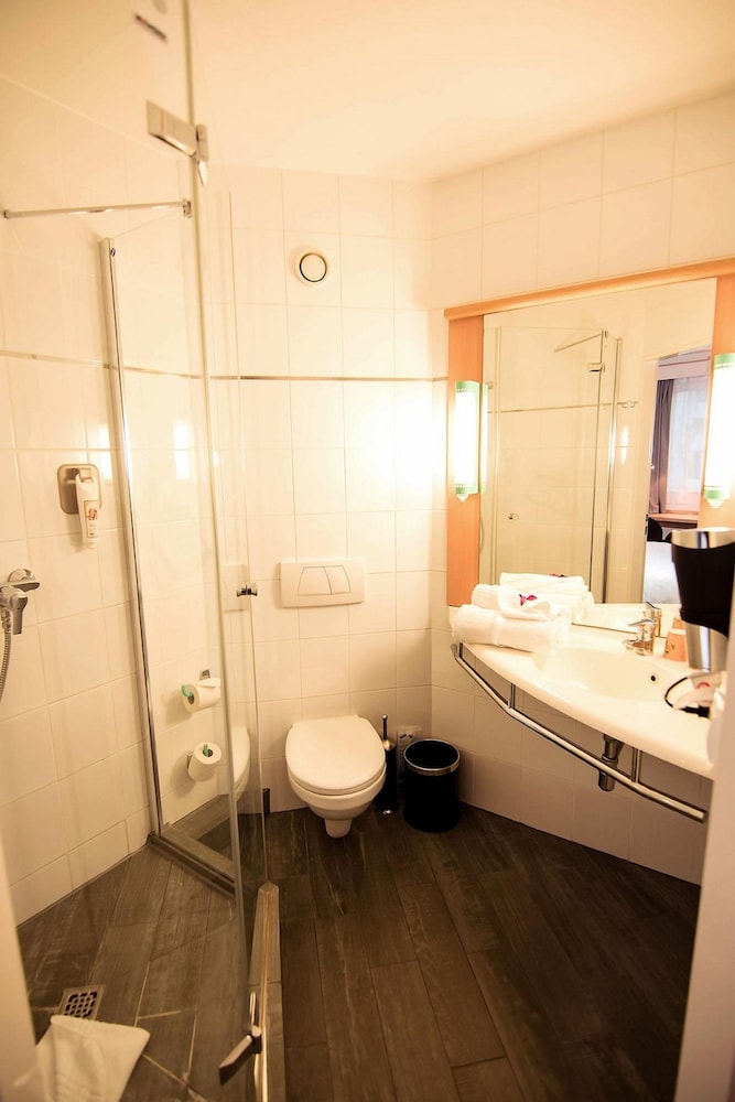 Premium Room, 1 King Bed photo 3