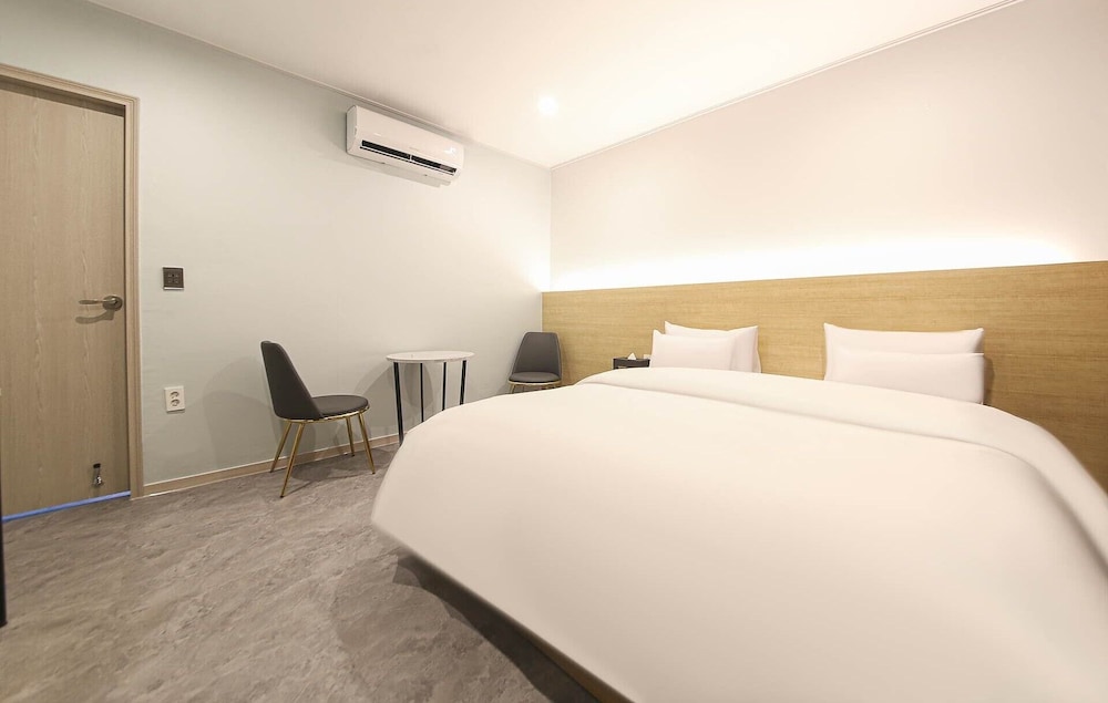 Standard Double Room Single Use - Photo 3