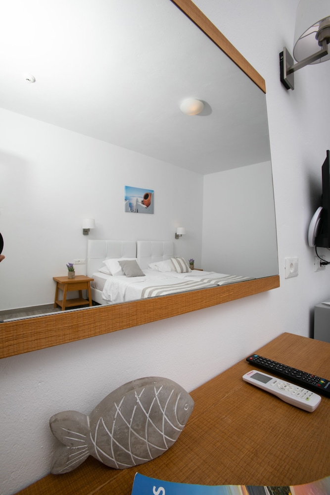 Deluxe Double or Twin Room, Partial Sea View photo 2