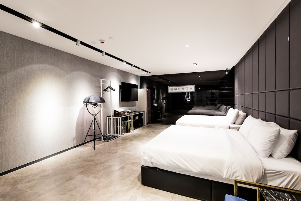 Business Studio Suite - Comp Airport Shuttle upon request