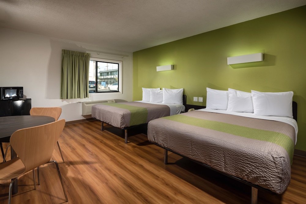 Deluxe Room, 2 Queen Beds, Non Smoking, Refrigerator & Microwave photo 3
