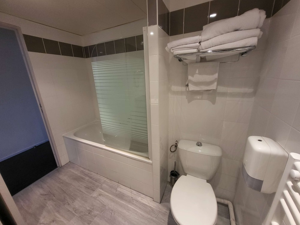 Standard Room, Multiple Beds - Photo 9