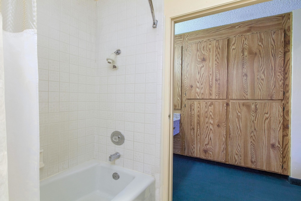 Deluxe Room, 1 King Bed, Non Smoking - Photo 4