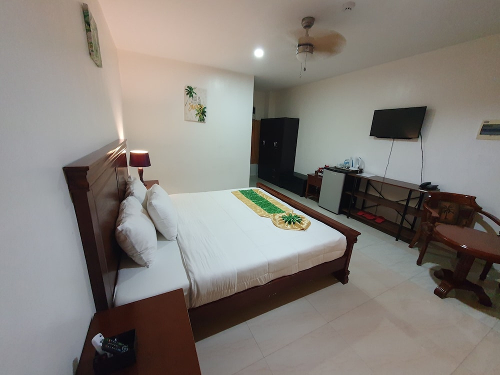 Deluxe Room, 1 Queen Bed, Refrigerator, Poolside photo 2