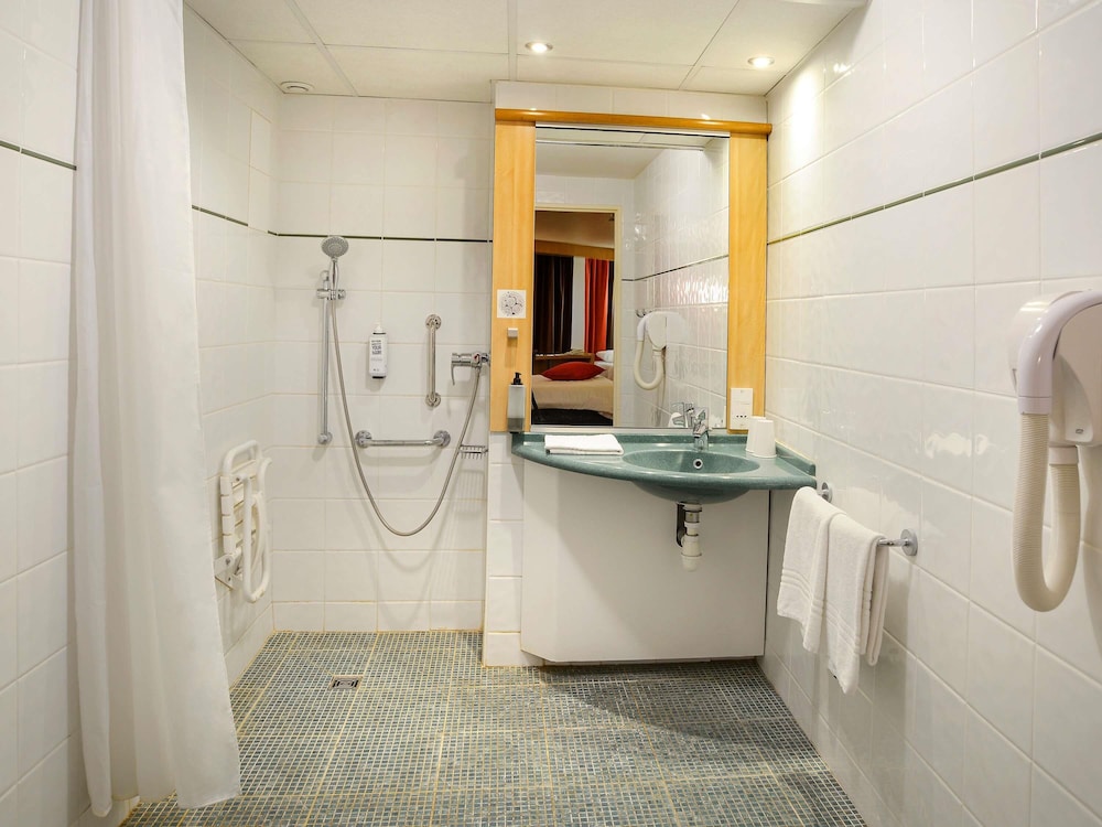 Accessible room with a double bed and a single bed - Photo 4