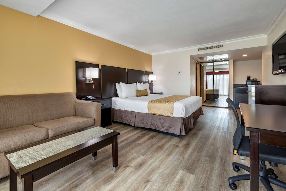 Studio Suite, 1 King Bed, Non Smoking, Refrigerator & Microwave - Photo 1