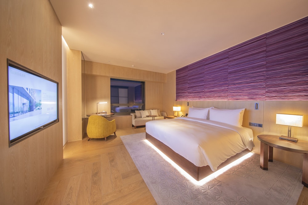 Elegant King Bed Room photo 1