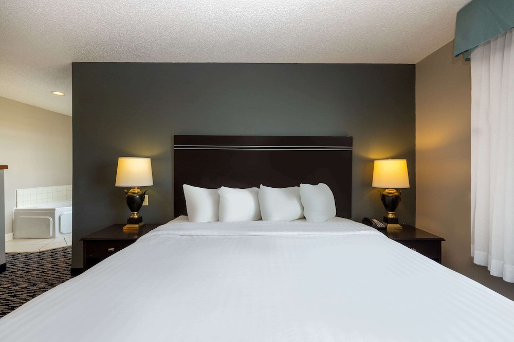 Suite, 1 King Bed, Hot Tub photo 3
