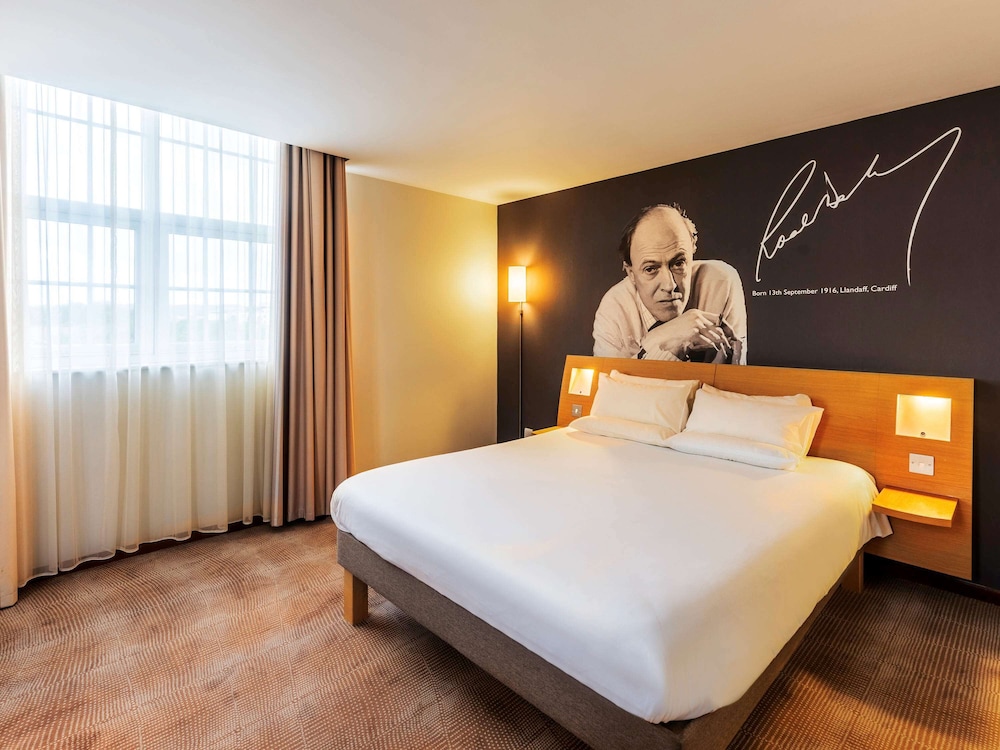 Executive Room, 1 Queen Bed with Sofa bed - Photo 1