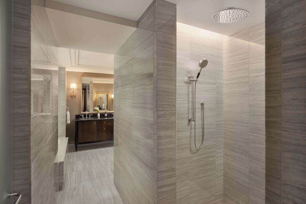 Premier One Bedroom Suite Hearing Accessible thumbnail 6