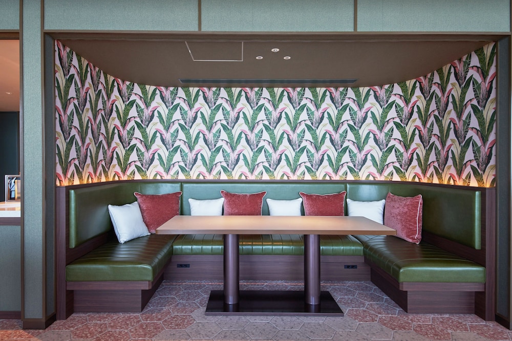 Deluxe Hollywood Twin Room, Non Smoking (With Club Pool & Lounge Access) - Photo 4