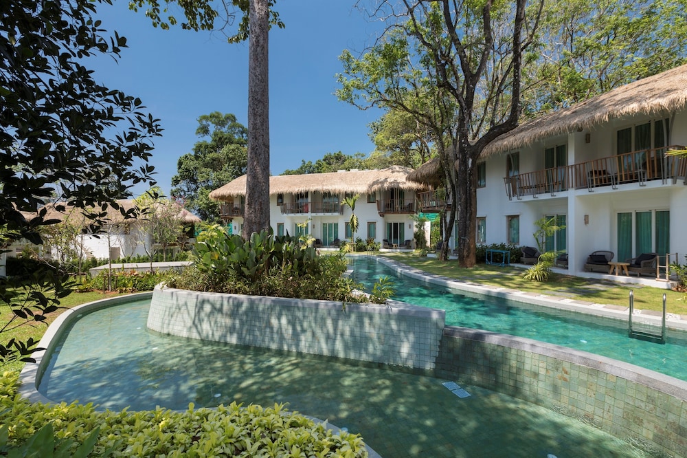 Grand Room, Pool View - Photo 6