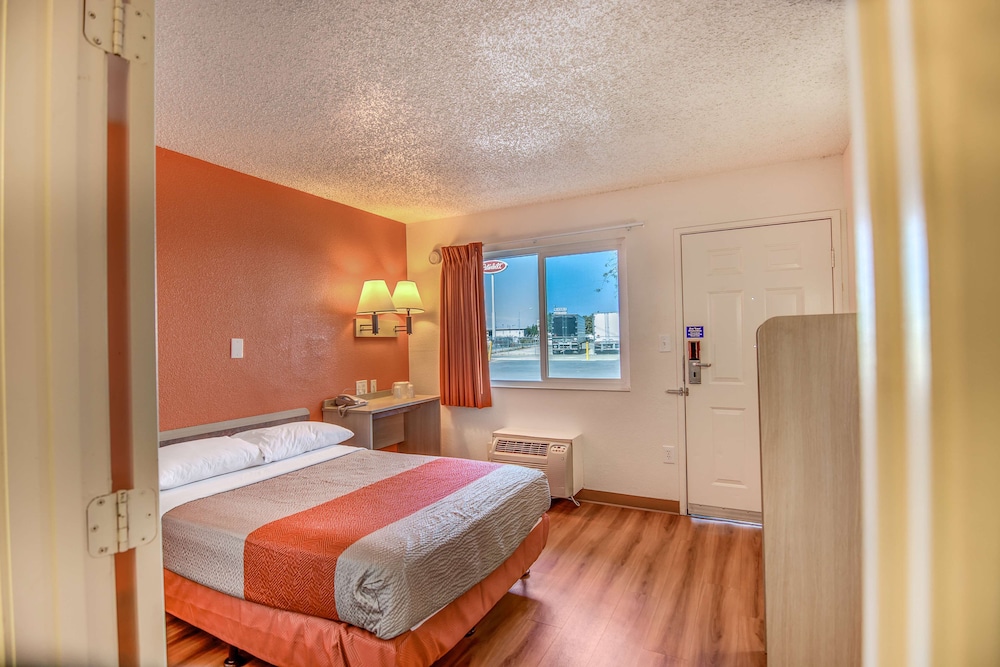Standard Room, 1 Queen Bed, Non Smoking photo 3