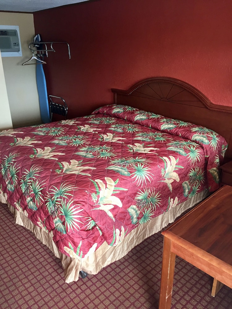 Basic Room, 1 King Bed, Smoking photo 2