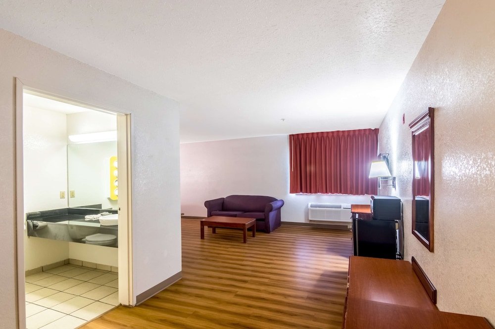 Standard Room, 1 King Bed, Smoking - Photo 6