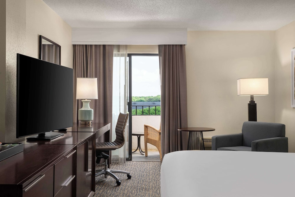Room, 1 King Bed, Accessible (Hearing, Top Floor) thumbnail 5