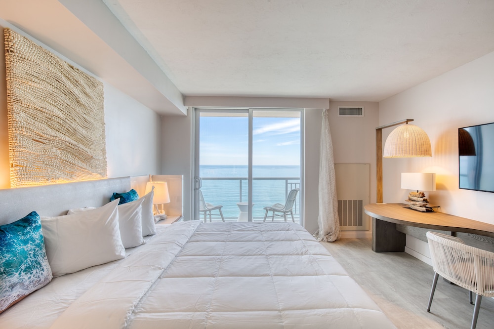 Oceanfront 1 King Bed Room - Photo 2
