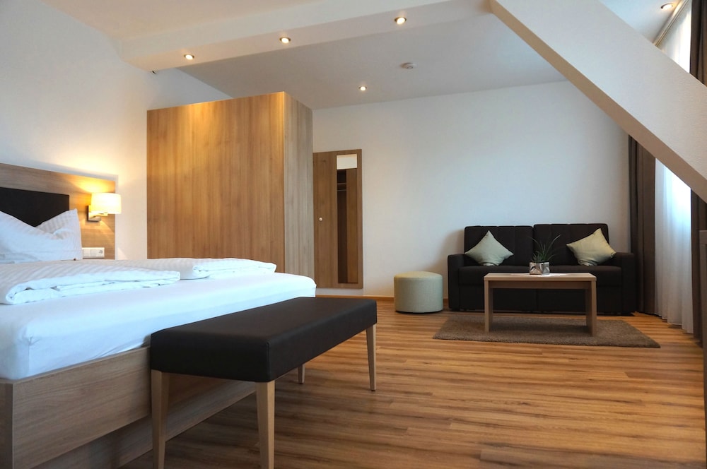 Premium Triple Room, 1 Queen Bed with Sofa bed photo 2