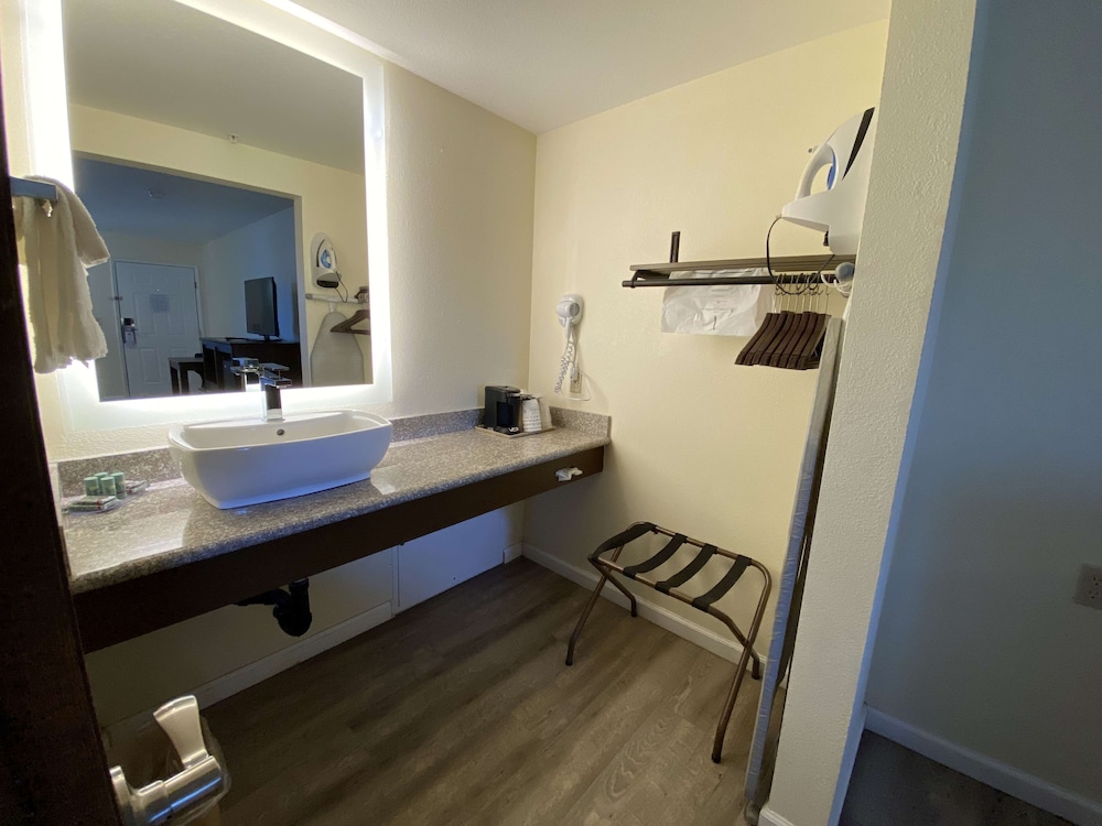 Standard Room, 1 King Bed, Accessible, Refrigerator & Microwave - Photo 7