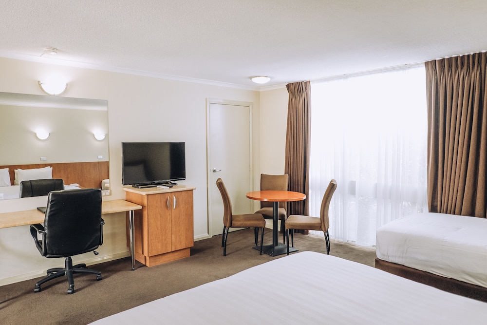 Standard Room, Multiple Beds, Non Smoking, Ground Floor photo 3