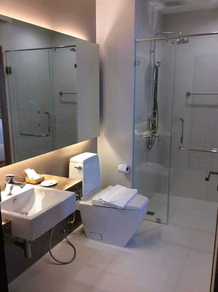 Deluxe Room thumbnail 6