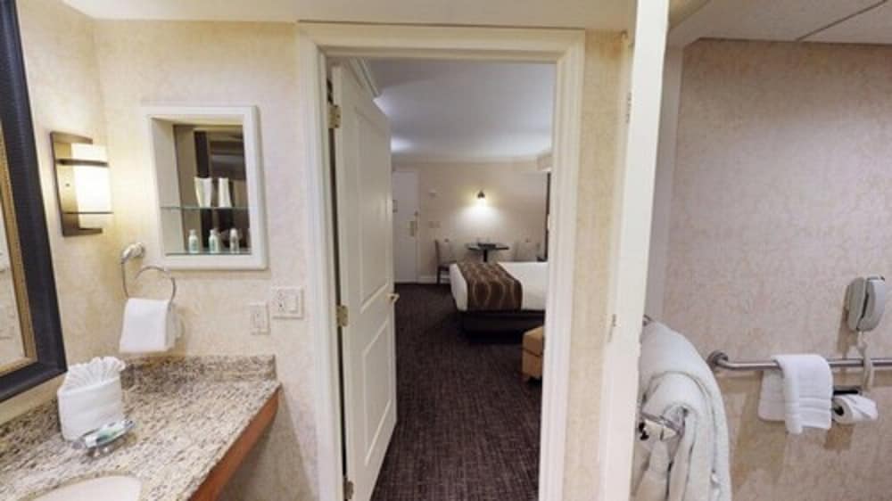 Suite, Multiple Beds, Non Smoking, Refrigerator & Microwave (with Sofabed) - Photo 2