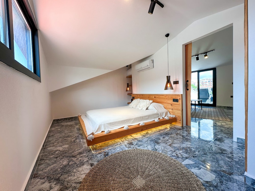 Premium Suite - Photo 12