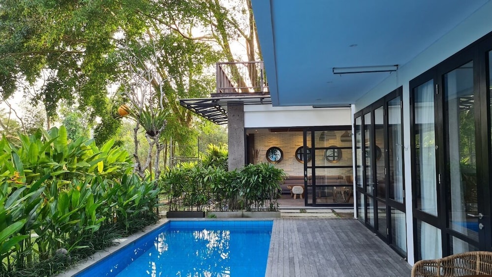 Premier Pool Suite - Photo 3